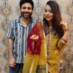 Mansi Srivastava Instagram - Festive Vibes with my lovely Neighbors 💖💖💖 Thankuuu for pretty pretty mehendi @aishwaryas_mehendi For my #karwachauth 😇😇 Outfit by @heirloompret 👗👗