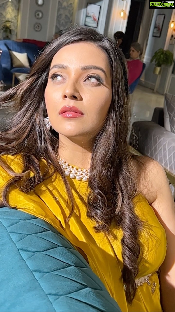 Mansi Srivastava Instagram - Nomoskaar from #dimpydalmiya 💖 Let me know in comments if u all saw it today🦄 You will be rewarded with Roshogulla in your dreams 🍩 #saavikisavaari @colorstv 📸 @pankajbhatiaa 💯🍿