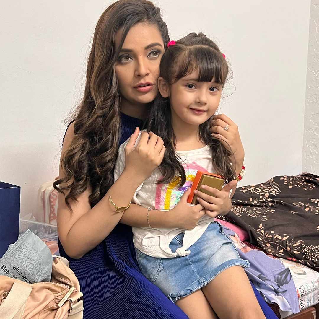 Mansi Srivastava Instagram - My cuto came to meet me 😍😍😍😍 Badi ho gayi hai Pihu and she talks a lot now 😂 @swarnapandey12 😂♥️♥️