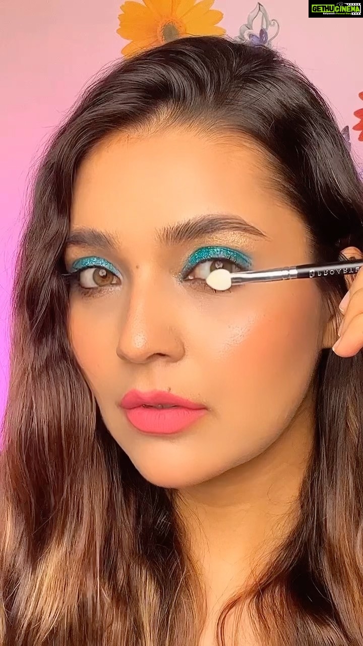 Mansi Srivastava Instagram - Thinking of changing your makeup sponges ?? Do try @proarteworld makeup brushes which changed my makeup game and i feel doing makeup is so easy now 😍 #proarte #proarteworld #magicallyproarte