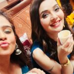 Mansi Srivastava Instagram – Its the smell of a new set , new people , new stories and a new show – with All good Vibes ♥️
Showing you 
Some moments from #saavikisavaari captured by my camera 📸 
All eyes at 6.30 pm from tomorrow should tune into @colorstv to watch all the hardwork by our team from @dashami_official @mangeshk30 
@ninadvaidya @aparna.padgaonkar @nakhreywala @swatidarekar @umesh.dhopte @_smita_ghosh_  @shitalpatelsp @monyrocks @jayachandode @sachinteli252 @kul_aanand @reemstini @indirakrishna101 @samridhii_shukla_ @farman_haider_official @somarathodofficial @pankajbhatiaa @sharvanypilae @dearmansi @adishvaidya_92 @aayushreesangle_ @chhaya_vora @abhayharpale13 @snehadchauhan1702 @fenil_umrigar @anooppuri2005