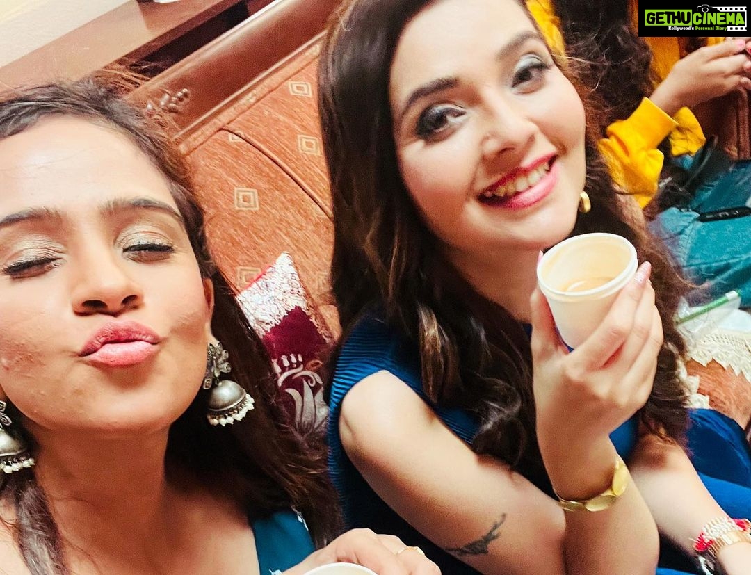 Mansi Srivastava Instagram - Its the smell of a new set , new people , new stories and a new show - with All good Vibes ♥️ Showing you Some moments from #saavikisavaari captured by my camera 📸 All eyes at 6.30 pm from tomorrow should tune into @colorstv to watch all the hardwork by our team from @dashami_official @mangeshk30 @ninadvaidya @aparna.padgaonkar @nakhreywala @swatidarekar @umesh.dhopte @_smita_ghosh_ @shitalpatelsp @monyrocks @jayachandode @sachinteli252 @kul_aanand @reemstini @indirakrishna101 @samridhii_shukla_ @farman_haider_official @somarathodofficial @pankajbhatiaa @sharvanypilae @dearmansi @adishvaidya_92 @aayushreesangle_ @chhaya_vora @abhayharpale13 @snehadchauhan1702 @fenil_umrigar @anooppuri2005