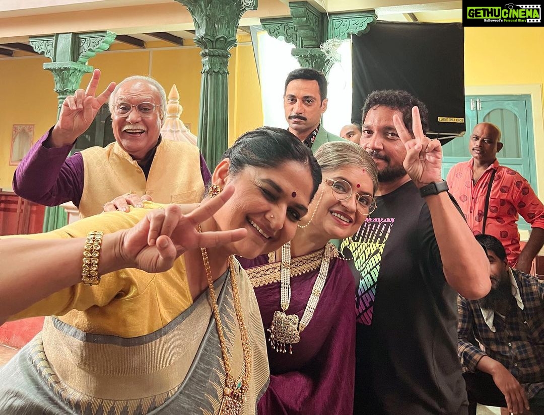 Mansi Srivastava Instagram - Its the smell of a new set , new people , new stories and a new show - with All good Vibes ♥️ Showing you Some moments from #saavikisavaari captured by my camera 📸 All eyes at 6.30 pm from tomorrow should tune into @colorstv to watch all the hardwork by our team from @dashami_official @mangeshk30 @ninadvaidya @aparna.padgaonkar @nakhreywala @swatidarekar @umesh.dhopte @_smita_ghosh_ @shitalpatelsp @monyrocks @jayachandode @sachinteli252 @kul_aanand @reemstini @indirakrishna101 @samridhii_shukla_ @farman_haider_official @somarathodofficial @pankajbhatiaa @sharvanypilae @dearmansi @adishvaidya_92 @aayushreesangle_ @chhaya_vora @abhayharpale13 @snehadchauhan1702 @fenil_umrigar @anooppuri2005