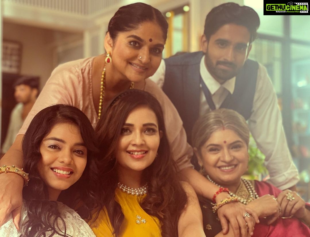 Mansi Srivastava Instagram - Its the smell of a new set , new people , new stories and a new show - with All good Vibes ♥️ Showing you Some moments from #saavikisavaari captured by my camera 📸 All eyes at 6.30 pm from tomorrow should tune into @colorstv to watch all the hardwork by our team from @dashami_official @mangeshk30 @ninadvaidya @aparna.padgaonkar @nakhreywala @swatidarekar @umesh.dhopte @_smita_ghosh_ @shitalpatelsp @monyrocks @jayachandode @sachinteli252 @kul_aanand @reemstini @indirakrishna101 @samridhii_shukla_ @farman_haider_official @somarathodofficial @pankajbhatiaa @sharvanypilae @dearmansi @adishvaidya_92 @aayushreesangle_ @chhaya_vora @abhayharpale13 @snehadchauhan1702 @fenil_umrigar @anooppuri2005