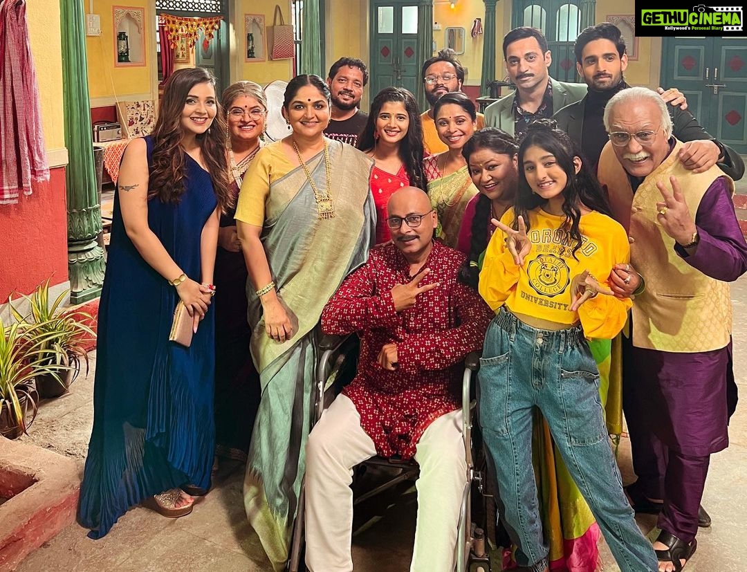 Mansi Srivastava Instagram - Its the smell of a new set , new people , new stories and a new show - with All good Vibes ♥️ Showing you Some moments from #saavikisavaari captured by my camera 📸 All eyes at 6.30 pm from tomorrow should tune into @colorstv to watch all the hardwork by our team from @dashami_official @mangeshk30 @ninadvaidya @aparna.padgaonkar @nakhreywala @swatidarekar @umesh.dhopte @_smita_ghosh_ @shitalpatelsp @monyrocks @jayachandode @sachinteli252 @kul_aanand @reemstini @indirakrishna101 @samridhii_shukla_ @farman_haider_official @somarathodofficial @pankajbhatiaa @sharvanypilae @dearmansi @adishvaidya_92 @aayushreesangle_ @chhaya_vora @abhayharpale13 @snehadchauhan1702 @fenil_umrigar @anooppuri2005