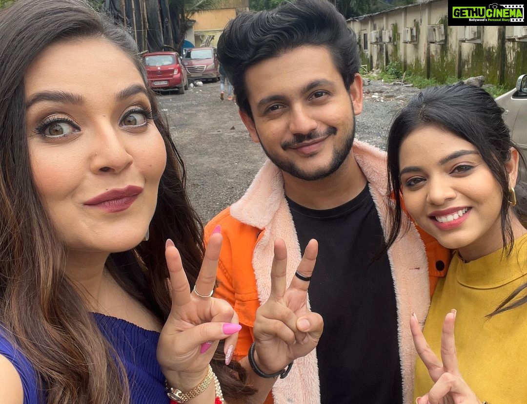 Mansi Srivastava Instagram - Its the smell of a new set , new people , new stories and a new show - with All good Vibes ♥️ Showing you Some moments from #saavikisavaari captured by my camera 📸 All eyes at 6.30 pm from tomorrow should tune into @colorstv to watch all the hardwork by our team from @dashami_official @mangeshk30 @ninadvaidya @aparna.padgaonkar @nakhreywala @swatidarekar @umesh.dhopte @_smita_ghosh_ @shitalpatelsp @monyrocks @jayachandode @sachinteli252 @kul_aanand @reemstini @indirakrishna101 @samridhii_shukla_ @farman_haider_official @somarathodofficial @pankajbhatiaa @sharvanypilae @dearmansi @adishvaidya_92 @aayushreesangle_ @chhaya_vora @abhayharpale13 @snehadchauhan1702 @fenil_umrigar @anooppuri2005