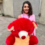 Mansi Srivastava Instagram – Just two teddy bears trying to fit in the same frame 😬😅

Check out @chingari_in @sundaysquare