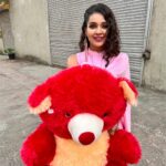 Mansi Srivastava Instagram - Just two teddy bears trying to fit in the same frame 😬😅 Check out @chingari_in @sundaysquare