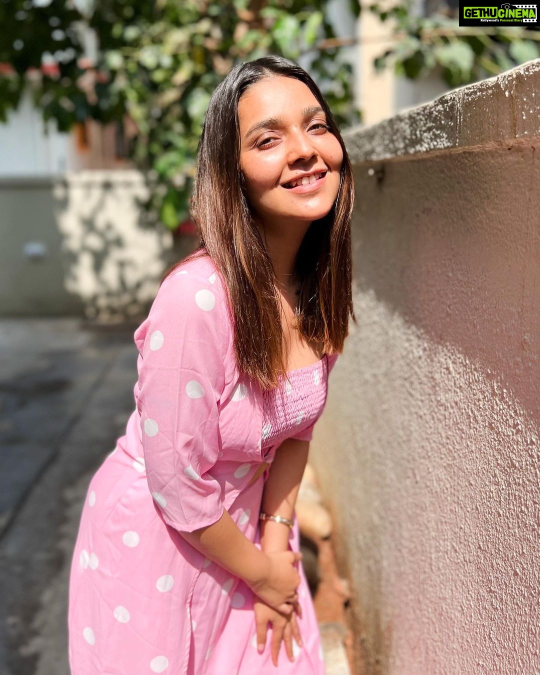 Mansi Srivastava Instagram - A PINKTASTIC day with @visualsbykapil and @uglow.in @drakansha_1510 💝 Thanks @soapboxprelations @sinhavantika for making me meet her 💕 #ootd Stylist: @styling.your.soul Outfit: @barrooni.in