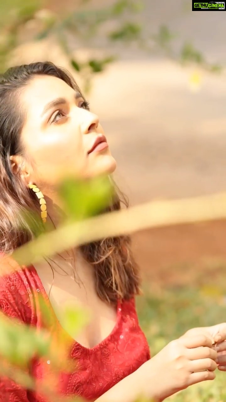Mansi Srivastava Instagram - क्या कहूँ की शर्म से हैं लब सिले हुए देखा एक ख्वाब तो ये सिलसिले हुए दूर तक निगाहों में हैं गुल खिले हुए @dearmansi #handblockprinted #craftsofindia #madeinindia #shoplocal #vocalforlocal #handmade #slowfashion #mindfulness #kurtasets #cottonkurtas #supportsmallbusiness smallbusiness order #smallbusinessreels #instareels #reels #reelsinstagram #reelsindia #businessreels #fyp #explore #explorepage #supportindiandesigners