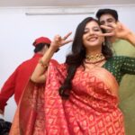 Mansi Srivastava Instagram - Stay away from your phone screen and watch our twerks / thumkaaasss - kahin lag naa jaaye 😜🤪🤪🤪