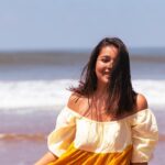 Mansi Srivastava Instagram - Hello #mainbeach of #Gokarna ! Why so beautiful ? In other news , we saw someone washing their arse in the same beach and on the other end there was someone meditating at the same beach . That’s the beauty of it , the water is so clean , it can wash off the dirt in your mind and body both ! You just need to know how to do it and when ! Pics by @kapiltejwaniofficial 🙌 Outfit details : Styling @rimadidthat Outfit @swadeshi_shringaar PR @mediatribein Main beach Gokarna Karnataka