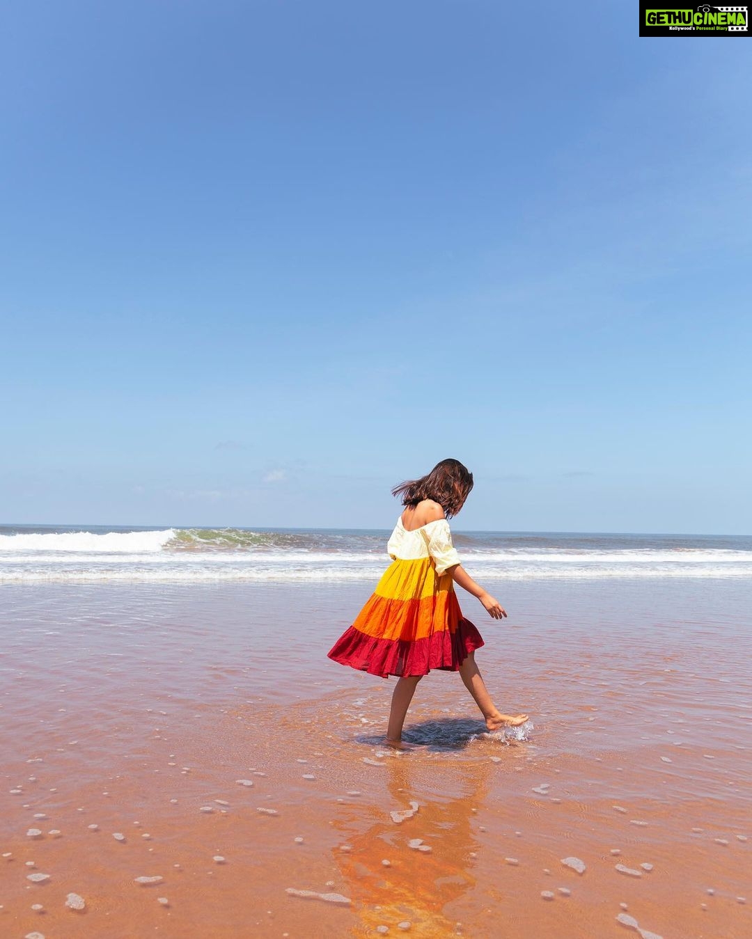 Mansi Srivastava Instagram - Hello #mainbeach of #Gokarna ! Why so beautiful ? In other news , we saw someone washing their arse in the same beach and on the other end there was someone meditating at the same beach . That’s the beauty of it , the water is so clean , it can wash off the dirt in your mind and body both ! You just need to know how to do it and when ! Pics by @kapiltejwaniofficial 🙌 Outfit details : Styling @rimadidthat Outfit @swadeshi_shringaar PR @mediatribein Main beach Gokarna Karnataka