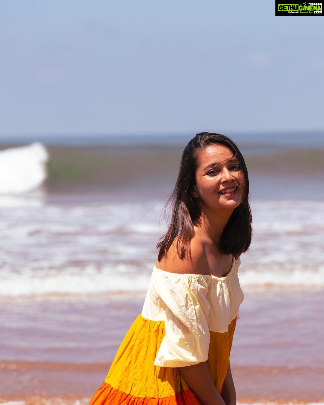 Mansi Srivastava Instagram - Hello #mainbeach of #Gokarna ! Why so beautiful ? In other news , we saw someone washing their arse in the same beach and on the other end there was someone meditating at the same beach . That’s the beauty of it , the water is so clean , it can wash off the dirt in your mind and body both ! You just need to know how to do it and when ! Pics by @kapiltejwaniofficial 🙌 Outfit details : Styling @rimadidthat Outfit @swadeshi_shringaar PR @mediatribein Main beach Gokarna Karnataka