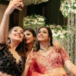 Mansi Srivastava Instagram - How amazinh is the new face scanning system wedding photographers have 😀 kudos to @delhivelvet for the amazing photography and easy way out to find our pics . . All the beautiful memories of @nakhreywala and @aslijyotisharma wedding just became refreshed again ❤️❤️❤️😇😇😇