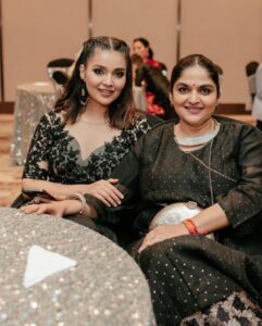 Mansi Srivastava Instagram - How amazinh is the new face scanning system wedding photographers have 😀 kudos to @delhivelvet for the amazing photography and easy way out to find our pics . . All the beautiful memories of @nakhreywala and @aslijyotisharma wedding just became refreshed again ❤️❤️❤️😇😇😇