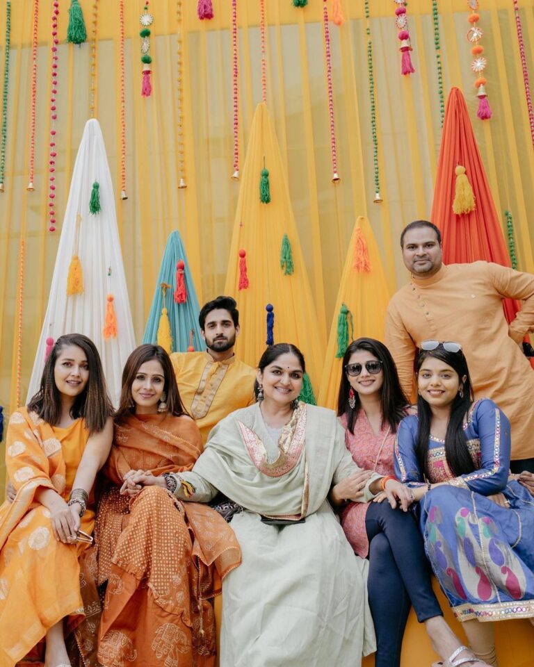 Mansi Srivastava Instagram - How amazinh is the new face scanning system wedding photographers have 😀 kudos to @delhivelvet for the amazing photography and easy way out to find our pics . . All the beautiful memories of @nakhreywala and @aslijyotisharma wedding just became refreshed again ❤️❤️❤️😇😇😇