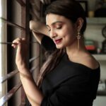 Mayuri Deshmukh Instagram - Helloooo...Festive season is around so do Check out the #WowOrna a classic festive collection by @gargibypng ( link in the Bio) *#GargibyPNG #PngandSons #Woworna #festival #Navratri #Women #Womenpower #Giftagargi #Jewellery #Diwali* 📸 : @happygraph.in