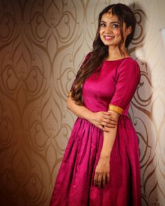 Mayuri Deshmukh Instagram - मनमोहक 🌟
Gorgeous Khun outfit @kautuka_couture 💜📸 by my lovely @__shivanisurve__ 💜
Hair makeup by @neetaamakeovers 💜