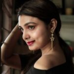 Mayuri Deshmukh Instagram - Helloooo...Festive season is around so do Check out the #WowOrna a classic festive collection by @gargibypng ( link in the Bio) *#GargibyPNG #PngandSons #Woworna #festival #Navratri #Women #Womenpower #Giftagargi #Jewellery #Diwali* 📸 : @happygraph.in