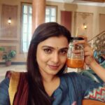 Mayuri Deshmukh Instagram - 😇My most healthy companion on set 🥕🍎🥬🥒🥑🍌🍐