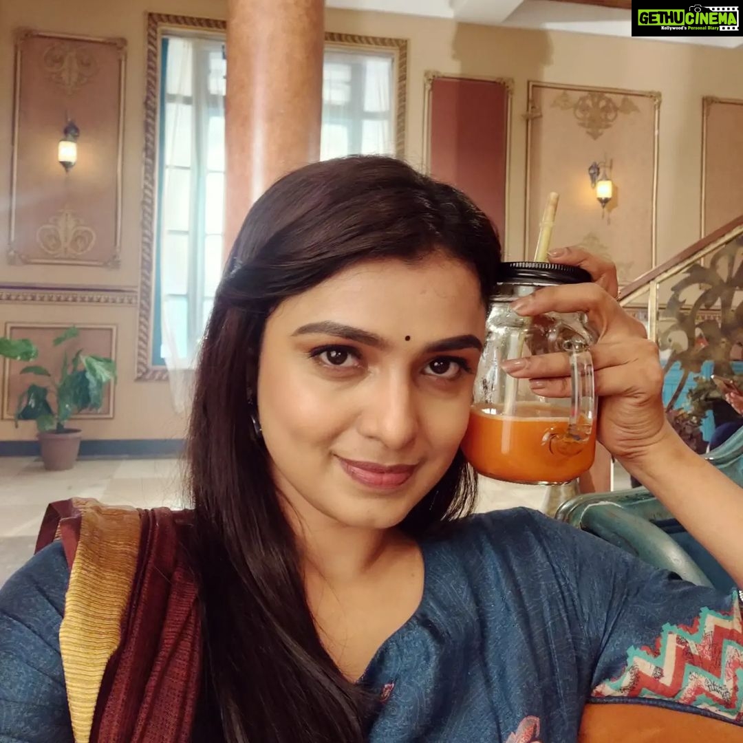 Mayuri Deshmukh Instagram - 😇My most healthy companion on set 🥕🍎🥬🥒🥑🍌🍐