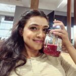Mayuri Deshmukh Instagram - 😇My most healthy companion on set 🥕🍎🥬🥒🥑🍌🍐