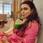 Mayuri Deshmukh Instagram - 😇My most healthy companion on set 🥕🍎🥬🥒🥑🍌🍐