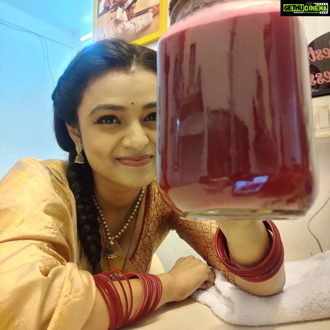 Mayuri Deshmukh Instagram - 😇My most healthy companion on set 🥕🍎🥬🥒🥑🍌🍐