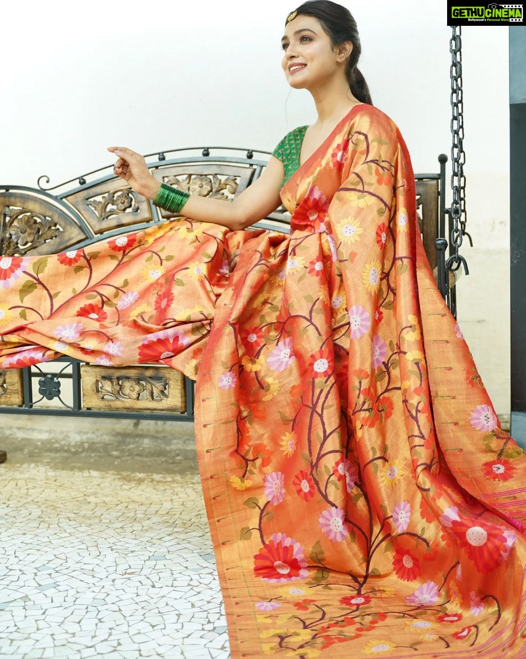 Mayuri Deshmukh Instagram - Gorgeous exclusive Paithani @massakali_saree 🧡 📸 @nikhil.p.sawant 🧡 Beautiful Makeup by @priyankapotnis_makeupandhair 🧡 Hair by @makeoverby_sanyukta 🧡