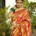 Mayuri Deshmukh Instagram - Gorgeous exclusive Paithani @massakali_saree 🧡 📸 @nikhil.p.sawant 🧡 Beautiful Makeup by @priyankapotnis_makeupandhair 🧡 Hair by @makeoverby_sanyukta 🧡