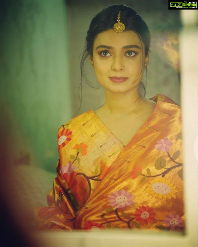 Mayuri Deshmukh Instagram - Gorgeous exclusive Paithani @massakali_saree 🧡 📸 @nikhil.p.sawant 🧡 Beautiful Makeup by @priyankapotnis_makeupandhair 🧡 Hair by @makeoverby_sanyukta 🧡