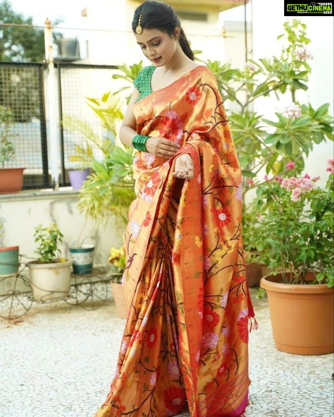 Mayuri Deshmukh Instagram - Gorgeous exclusive Paithani @massakali_saree 🧡 📸 @nikhil.p.sawant 🧡 Beautiful Makeup by @priyankapotnis_makeupandhair 🧡 Hair by @makeoverby_sanyukta 🧡