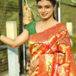 Mayuri Deshmukh Instagram - Gorgeous exclusive Paithani @massakali_saree 🧡 📸 @nikhil.p.sawant 🧡 Beautiful Makeup by @priyankapotnis_makeupandhair 🧡 Hair by @makeoverby_sanyukta 🧡