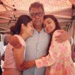 Mayuri Deshmukh Instagram - Mone Baba with his favourite daughter .. Swipe left to see the lesser favourite 😉😬😬 Good times at आम्र महोत्सव by @sukanyamoneofficial and Sanjay Mone 🧡
