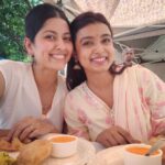 Mayuri Deshmukh Instagram - Mone Baba with his favourite daughter .. Swipe left to see the lesser favourite 😉😬😬 Good times at आम्र महोत्सव by @sukanyamoneofficial and Sanjay Mone 🧡