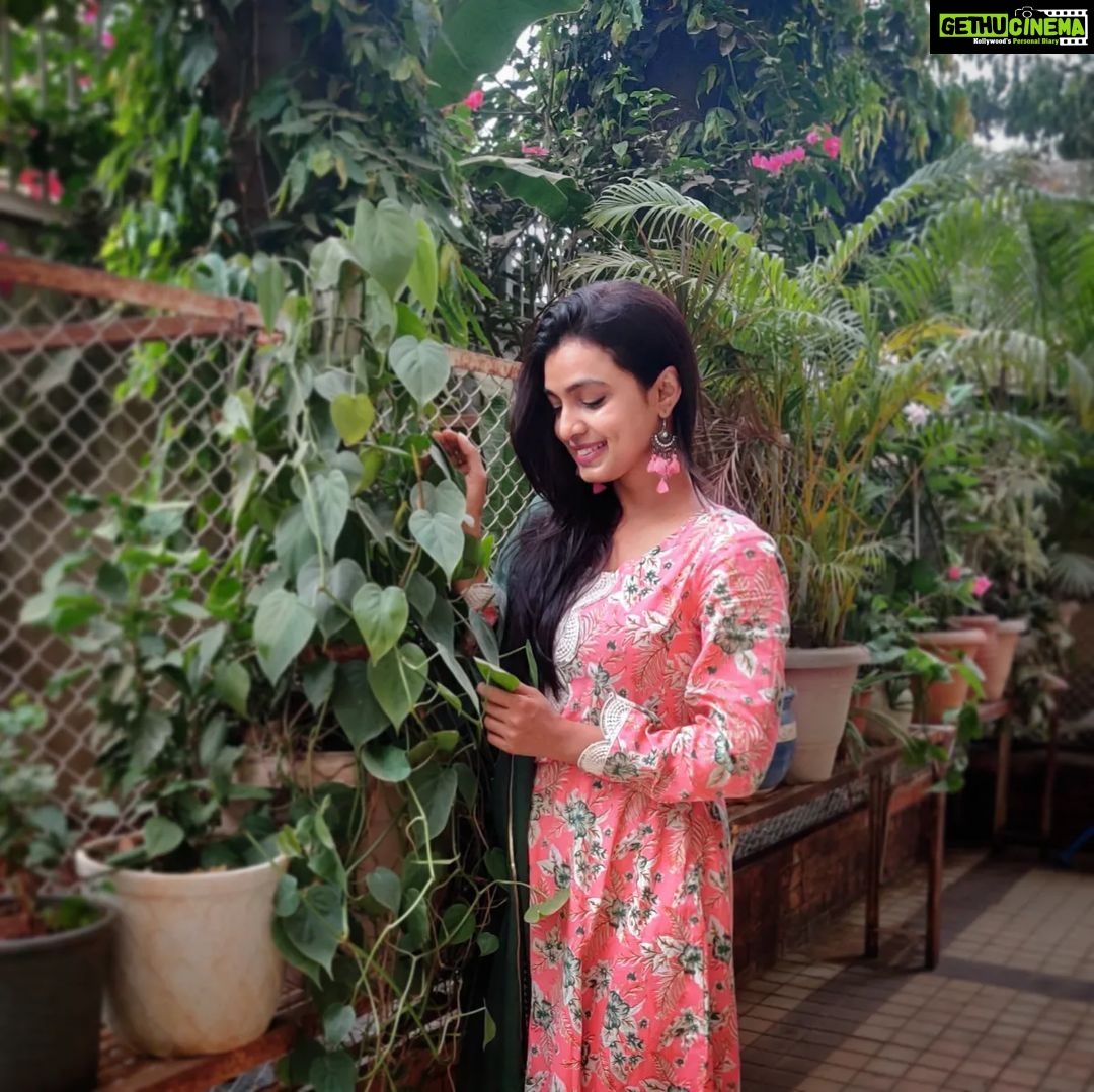 Mayuri Deshmukh Instagram - Shy..... But curious!!! πΌπΈ π- @labelnihaar β€οΈ