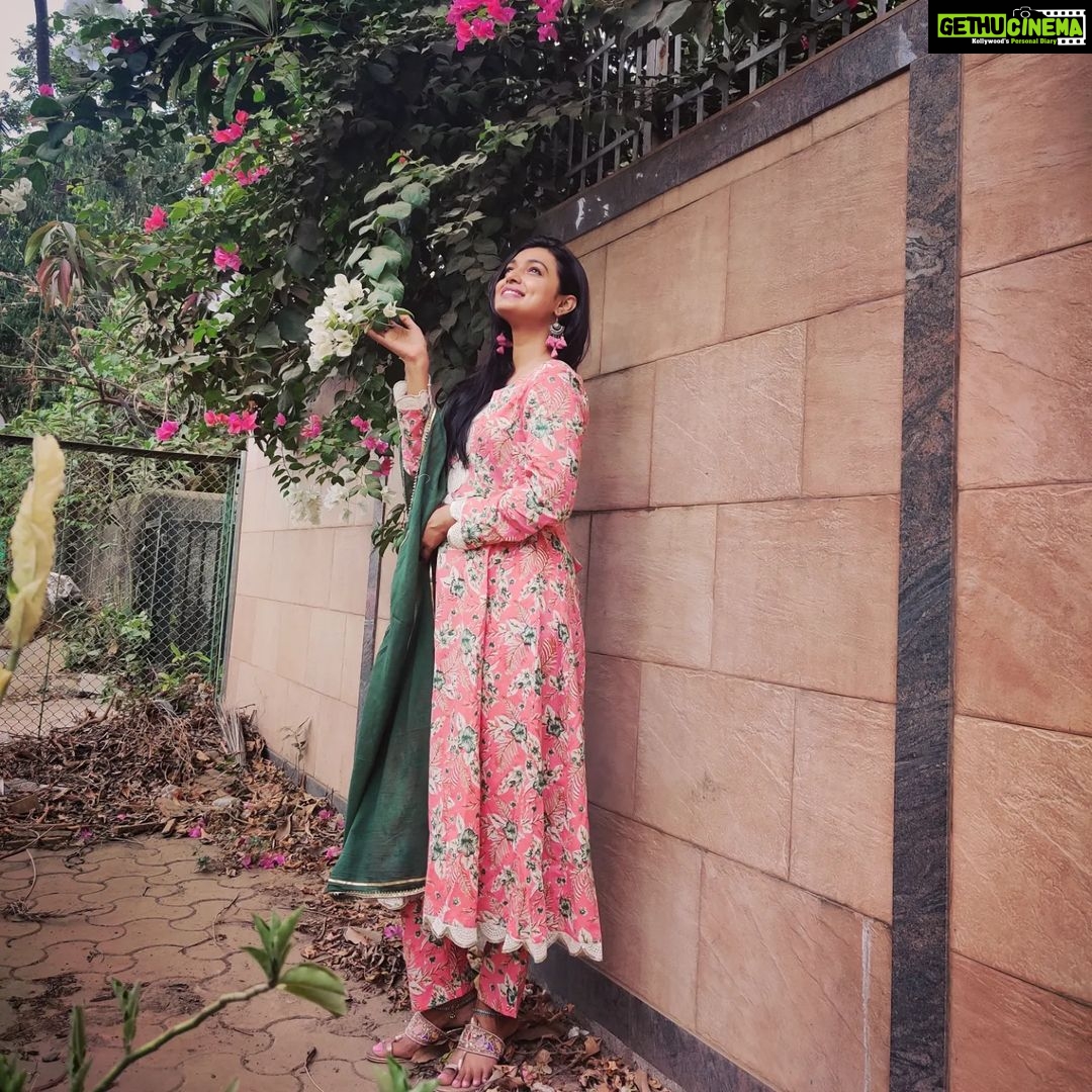 Mayuri Deshmukh Instagram - Shy..... But curious!!! πΌπΈ π- @labelnihaar β€οΈ