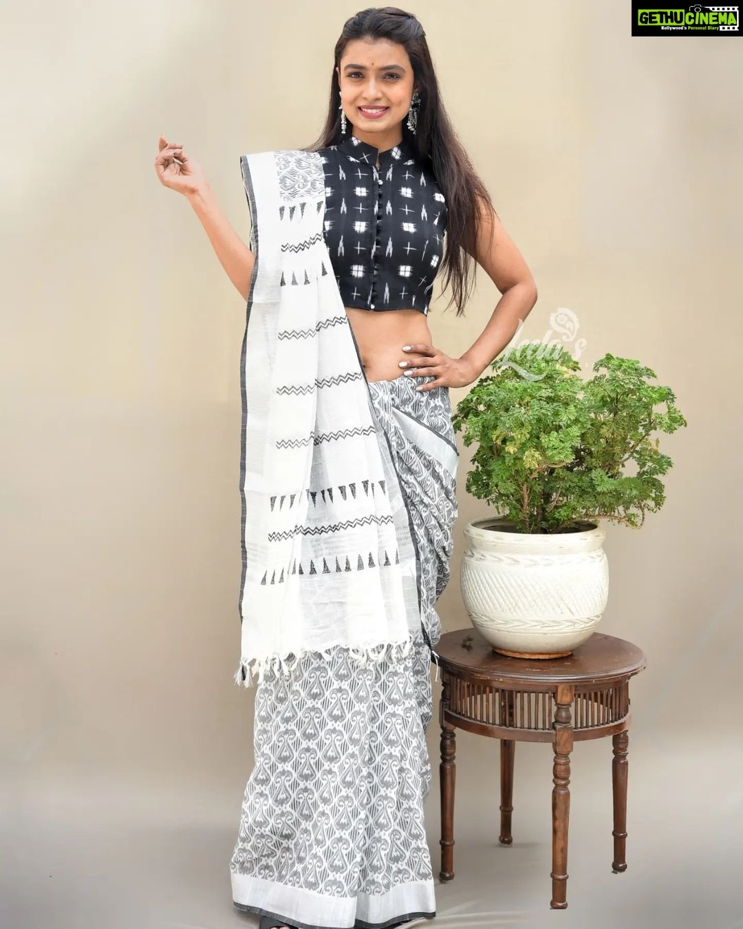 Mayuri Deshmukh Instagram - Our shades of Grey Cotton Saree is a summer must have.. Club it with Saaki Ikkat blouse by @gracebymonika and you will seal the look with panache. DM US FOR DETAILS 📸 - @sarrikaaaaaa 💜 HMU - @priyankapotnis_makeupandhair 💜 Assisted by @makeoverby_sanyukta 💜 #saree #sareelove #cottonsaree #loveforcotton #indianwear #Ikkat #blackandwhite