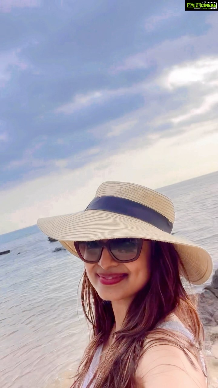 Mayuri Deshmukh Instagram - I was listenin’ to the ocean I saw a face in the sand But when I picked it up Then it vanished away from my hands, daaaaahaaah….. I had a dream, I was seven Climbin’ my way in a tree I saw a piece of Heaven Waitin’ in patience for me!!! Daaahaaah Phu Quoc island, Vietnam