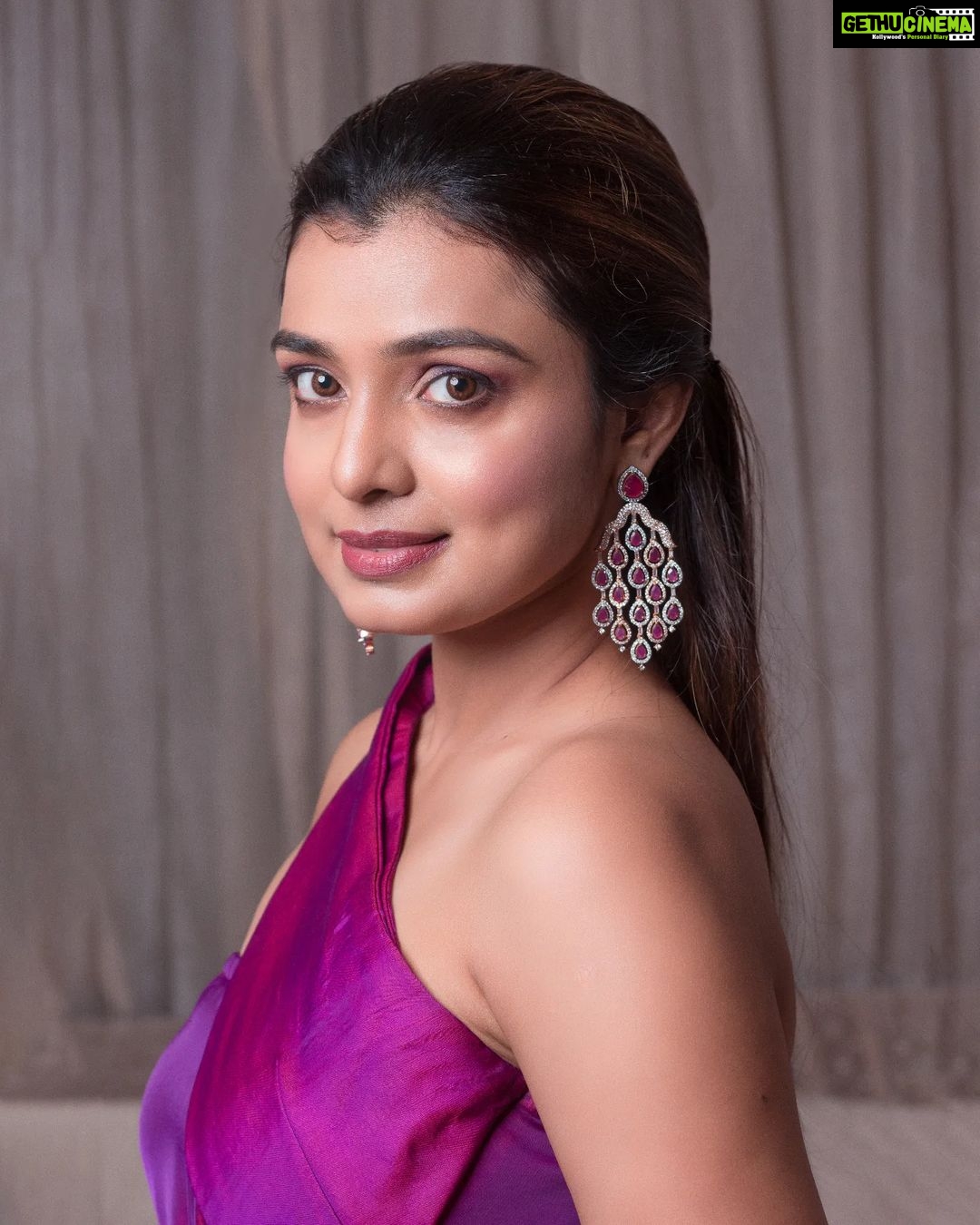 Mayuri Deshmukh Instagram - In frame @mayurideshmukhofficialll Photographer @vishwasgonsalves Styled by @rimadidthat Makeup and Hair @farah_mehdi_ Gown @Frefa.Street Outfit PR @MediaTribeIn Earrings @GoldenByRee Team @oceanmediapr