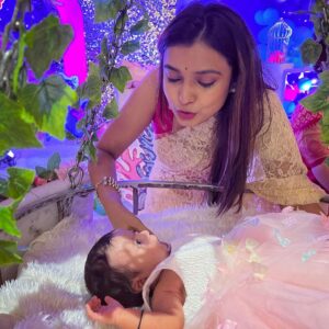 Mayuri Deshmukh Instagram - The most beautiful gaze is that of a newborn ❤️.. Attu can’t wait to pamper you loads my dearest Raajvi 😘😘😘😘.. Congratulations @pareshchavan and @jagruti_007patil for another super cute production ❤️❤️❤️
