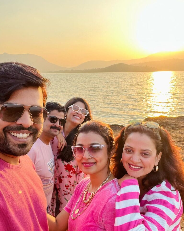 Mayuri Deshmukh Instagram - Ended 2022 with a Grateful Heart Magical skies My Sunshine souls And Beautiful memories !!!! HAPPY NEW YEAR ALL💜 Bombay Camping Company