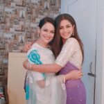 Megha Chakraborty Instagram - Caption this @chakrabortymegha . @starplus . #imlieshowstarplus #meghachakraborty❤️❤️❤️ #meghachakraborty #jyotigauba #jyotigaubafc #jyotigaubamam #starplus #imlie #onset #hug #bond Film City