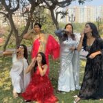 Megha Chakraborty Instagram - Wahh kyaa baat hai 😂😂😂 #meghachakraborty #reels #reelsinstagram #reel #reelvideo #reelsindia #trending #imlie # @hemantthatte @saumyasaraswatt @sweetupanjwaniofficial @chaitrali_lokesh_gupte familyreels #funny #group #onsetfun