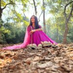 Megha Chakraborty Instagram - Khoobsoorti apke chaaro taraf hai Bas nazar utha ke dekhne ki der hai❤️ #meghachakraborty #pink #nature #imle #potd #traditional #lovenature #feeling #love #beauty