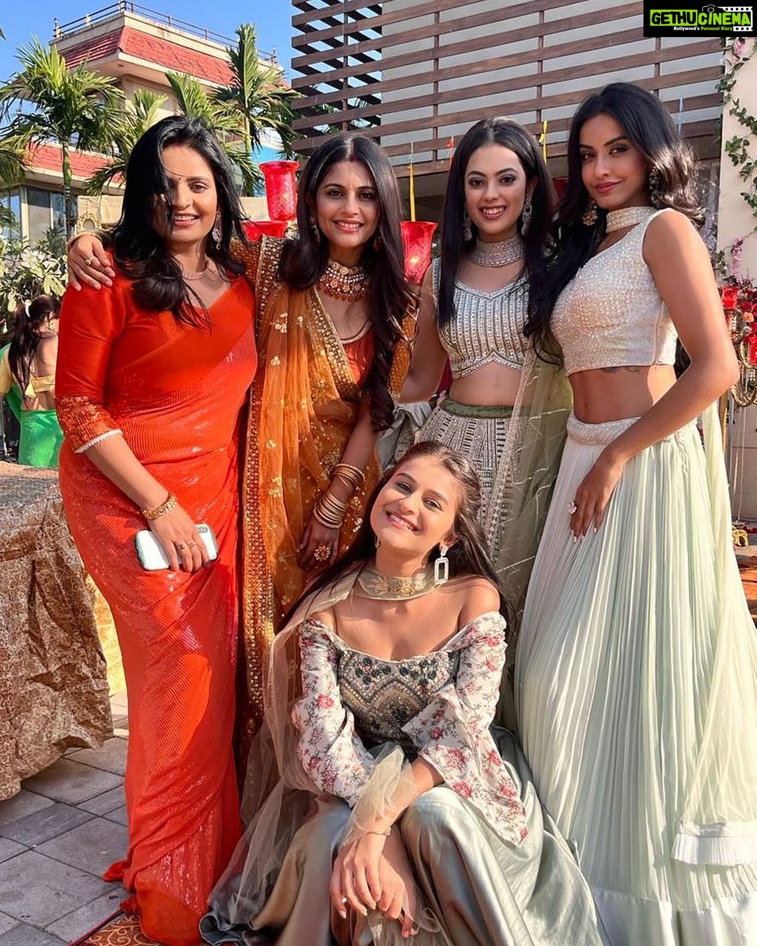 Megha Chakraborty Instagram - Merry Christmas to all #imliefamily ki taraf se ππ
@starplus @actress_anuradha @chaitrali_lokesh_gupte @gauravmukesh @rajshrirani @shrivastav_ashish @_jamesghadge @sweetupanjwaniofficial @saumyasaraswatt @jeet.anactor @iseeratkapoor @hemantthatte #meghachakraborty #family #fun #potd #bond #colors #happyfaces