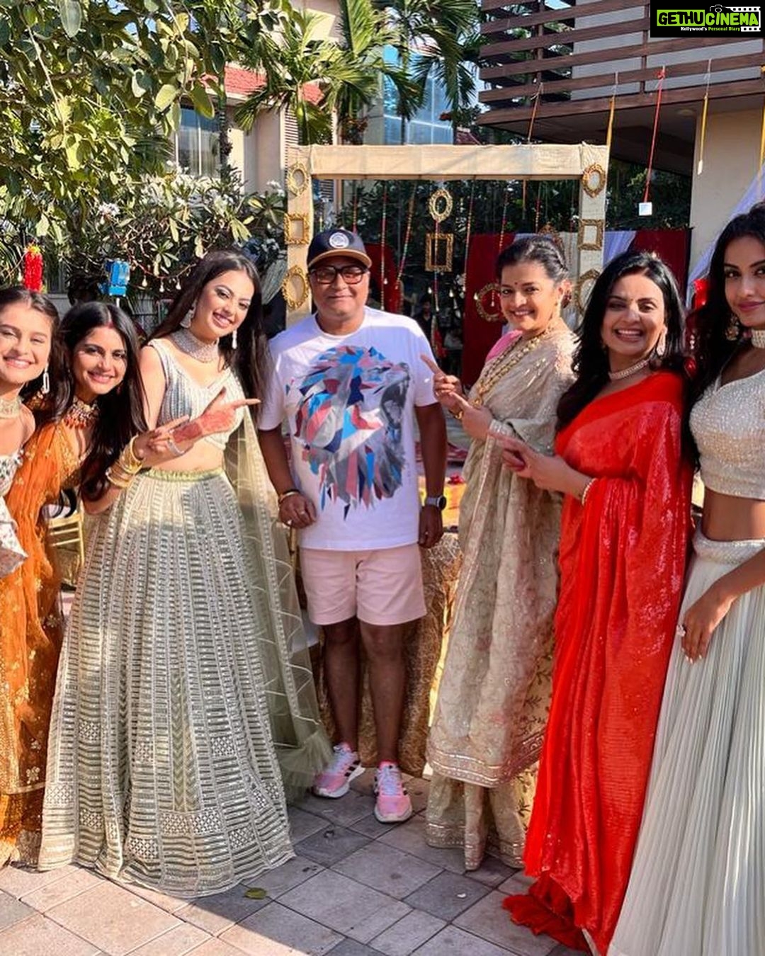 Megha Chakraborty Instagram - Merry Christmas to all #imliefamily ki taraf se ππ
@starplus @actress_anuradha @chaitrali_lokesh_gupte @gauravmukesh @rajshrirani @shrivastav_ashish @_jamesghadge @sweetupanjwaniofficial @saumyasaraswatt @jeet.anactor @iseeratkapoor @hemantthatte #meghachakraborty #family #fun #potd #bond #colors #happyfaces