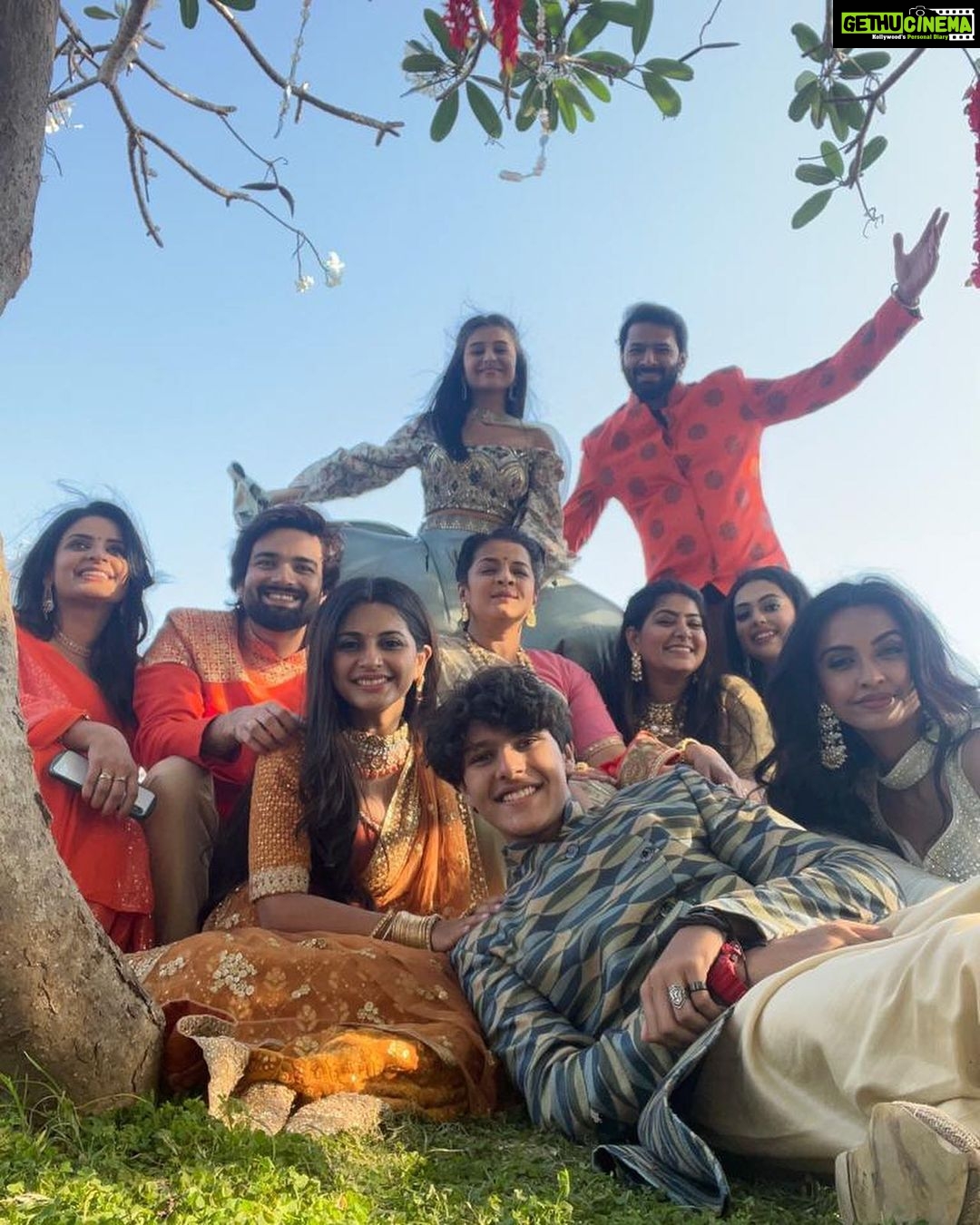 Megha Chakraborty Instagram - Merry Christmas to all #imliefamily ki taraf se ππ
@starplus @actress_anuradha @chaitrali_lokesh_gupte @gauravmukesh @rajshrirani @shrivastav_ashish @_jamesghadge @sweetupanjwaniofficial @saumyasaraswatt @jeet.anactor @iseeratkapoor @hemantthatte #meghachakraborty #family #fun #potd #bond #colors #happyfaces