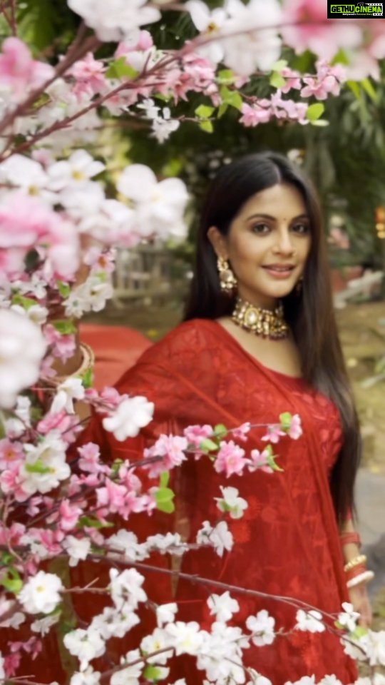 Megha Chakraborty Instagram - Je tenu dhoop lagya ve.. taan mein .. . Write a better caption for me.. will change it if I love it. . . #meghachakraborty #newreel #imlie #starplus @starplus #love #keepwatching #spreadlove #spreadhappiness #trending #trendsound #beautifulsong #soul #happyme #gratitude